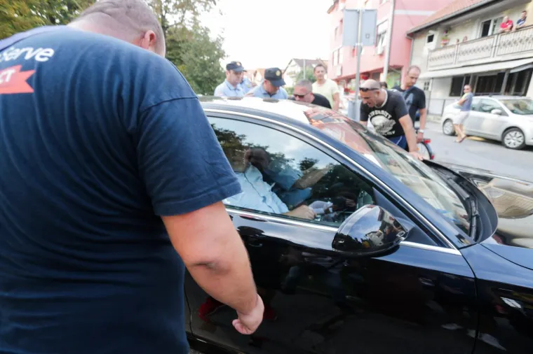 PROSVJED U VUKOMERCU: Gnjevni roditelji zasuli Bandićev automobil raznim predmetima