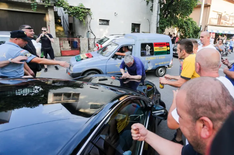 PROSVJED U VUKOMERCU: Gnjevni roditelji zasuli Bandićev automobil raznim predmetima
