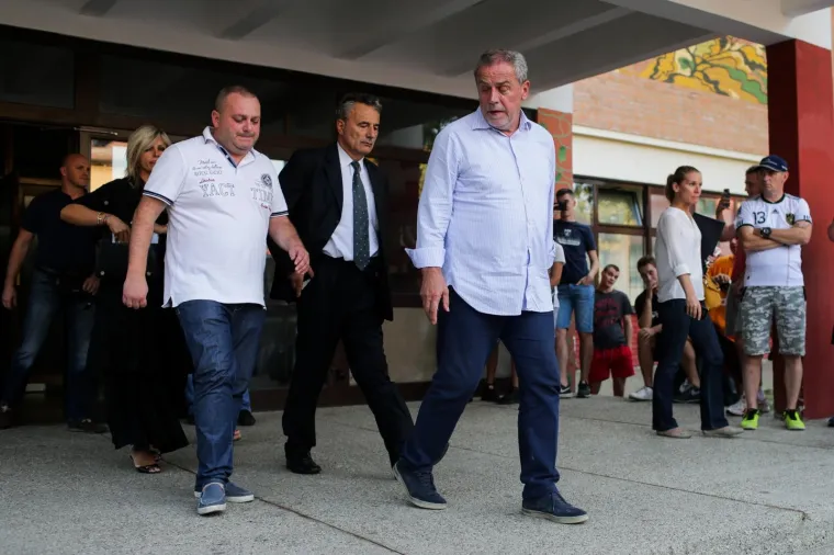 PROSVJED U VUKOMERCU: Gnjevni roditelji zasuli Bandićev automobil raznim predmetima