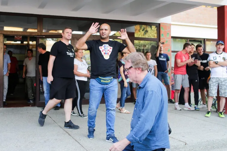 PROSVJED U VUKOMERCU: Gnjevni roditelji zasuli Bandićev automobil raznim predmetima