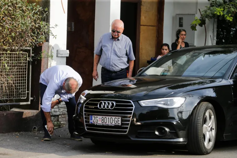 PROSVJED U VUKOMERCU: Gnjevni roditelji zasuli Bandićev automobil raznim predmetima