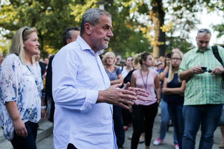 PROSVJED U VUKOMERCU: Gnjevni roditelji zasuli Bandićev automobil raznim predmetima