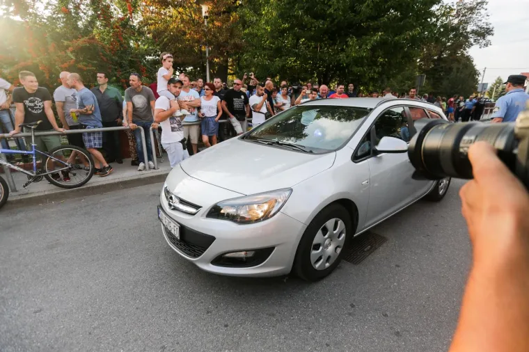 PROSVJED U VUKOMERCU: Gnjevni roditelji zasuli Bandićev automobil raznim predmetima