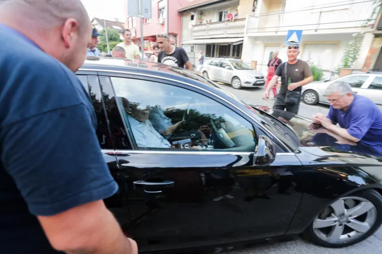 PROSVJED U VUKOMERCU: Gnjevni roditelji zasuli Bandićev automobil raznim predmetima