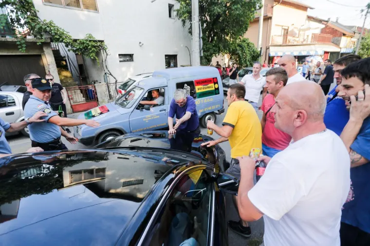 PROSVJED U VUKOMERCU: Gnjevni roditelji zasuli Bandićev automobil raznim predmetima