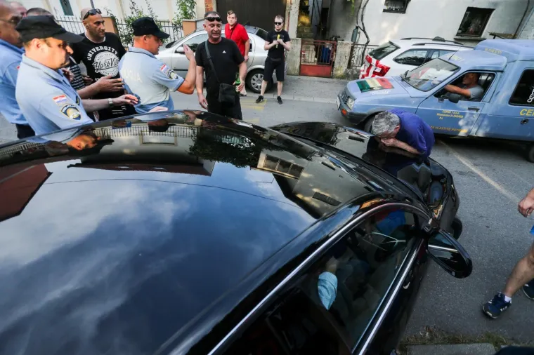 PROSVJED U VUKOMERCU: Gnjevni roditelji zasuli Bandićev automobil raznim predmetima