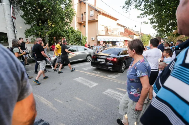 PROSVJED U VUKOMERCU: Gnjevni roditelji zasuli Bandićev automobil raznim predmetima
