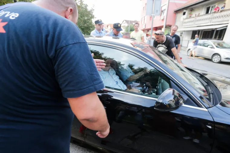 PROSVJED U VUKOMERCU: Gnjevni roditelji zasuli Bandićev automobil raznim predmetima