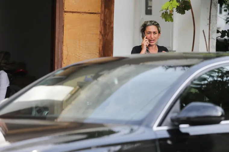 PROSVJED U VUKOMERCU: Gnjevni roditelji zasuli Bandićev automobil raznim predmetima