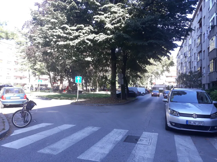 Sve će se potom iz problematične  Prekratove preseliti u Nehruov trg, uski jednosmjerni trgić u kojem se vozila voze u krug. Nema dana, kažu stanari, kada se neko vozilo ne zaleti u nedozvoljenom smjeru. A na znakove 'stop' tek rijetki reagiraju