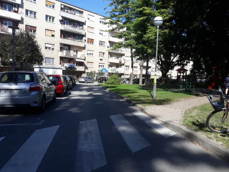 Ondje sa strane stoje i parkirana vozila stanara (garaže ne postoje) pa se postavlja pitanje kako će ti ljudi u usred gužve uopće igdje izvesti autoobile