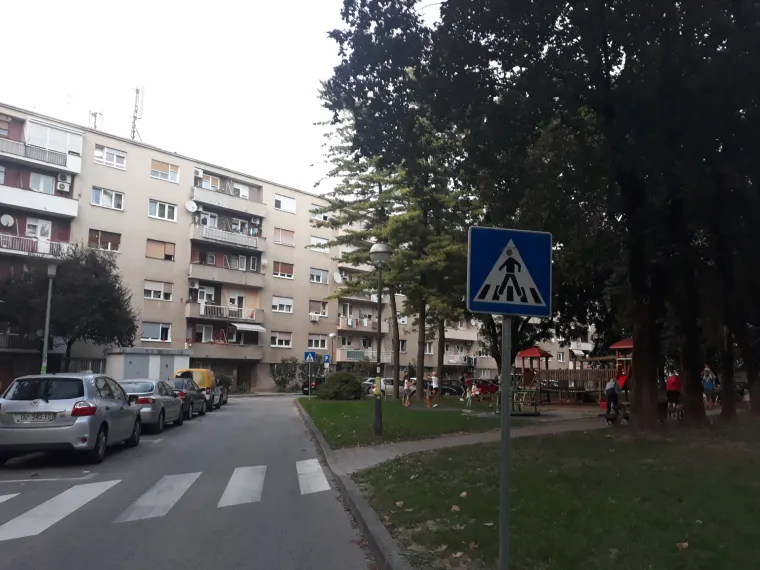 Ili kako će djeca prelaziti do parkića. Inače, usred trga nalazi se parkić u kojem dnevno boravi i do 30-ero djece. Upravo zbog toga roditelji su itekako na nogama