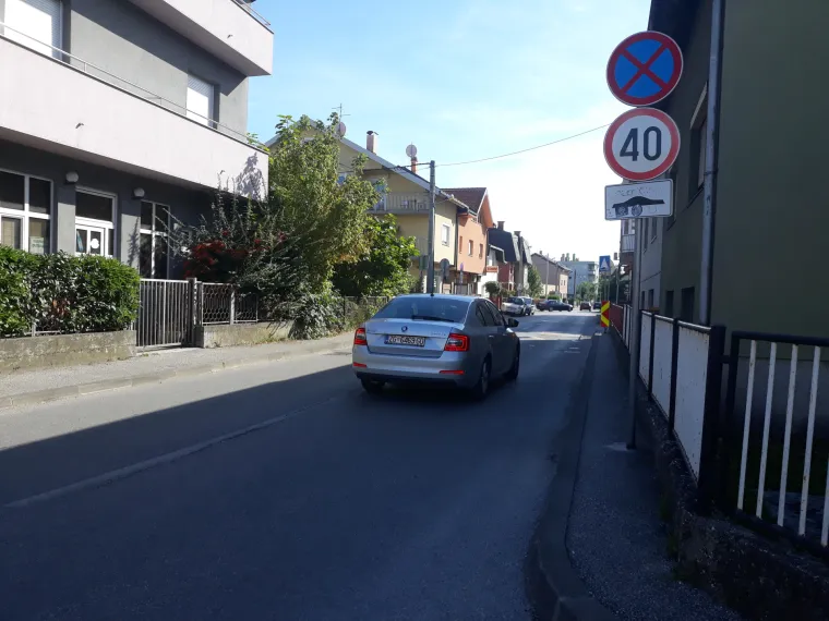 Tako bi se dio prometa s rotora trebao odvijati kroz ulicu koja nogostup ima samo s jedne strane na kojoj se ne mogu mimoići dva čovjeka. Zbog toga ljudi strahuju za školarce koji će onuda pješačiti u školu. Probem je što se tom ulicom i danas nerijetko prebrzo vozi