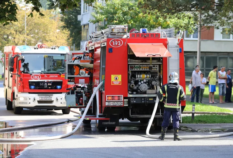 Buknuo požar na 12. katu nebodera u Sigetu: Vatrogasci na terenu, jedna osoba ozlijeđena
