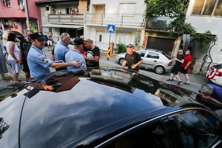 Bandić izviždan na prosvjedu u Vukomercu, o&scaron;tetili mu i auto