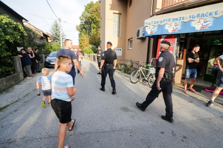 Bandić izviždan na prosvjedu u Vukomercu, o&scaron;tetili mu i auto