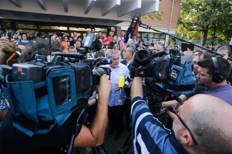 Bandić izviždan na prosvjedu u Vukomercu, o&scaron;tetili mu i auto