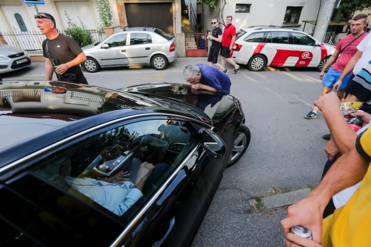 Bandić izviždan na prosvjedu u Vukomercu, o&scaron;tetili mu i auto