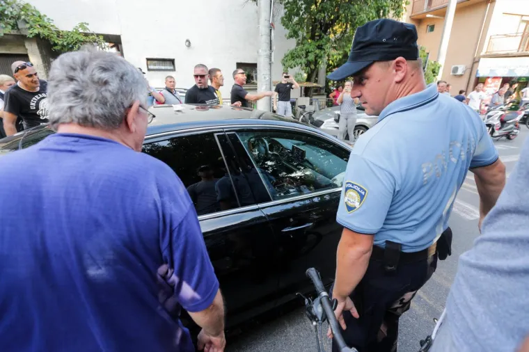 Bandić izviždan na prosvjedu u Vukomercu, o&scaron;tetili mu i auto