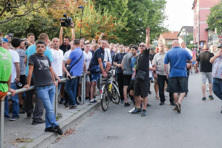 Bandić izviždan na prosvjedu u Vukomercu, o&scaron;tetili mu i auto