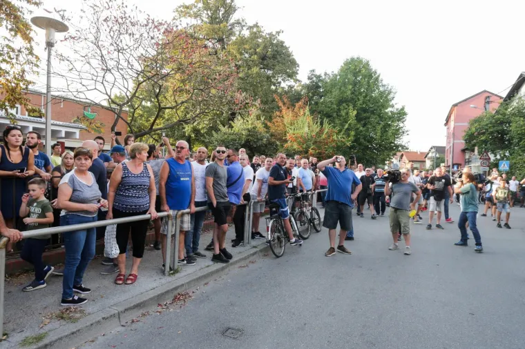 Bandić izviždan na prosvjedu u Vukomercu, o&scaron;tetili mu i auto