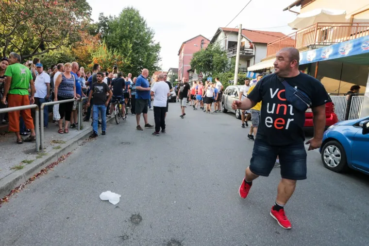 Bandić izviždan na prosvjedu u Vukomercu, o&scaron;tetili mu i auto