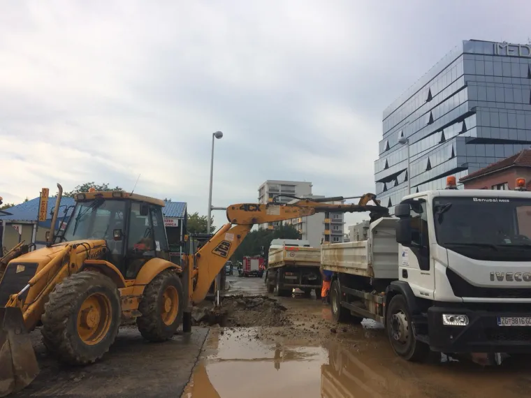 Puknuo je magistralni cjevovod na raskrižju Selske i Krapinske!
Promet je obustavljen Selskom od Ba&scaron;tijanove do Zagorske i Krapinskom od Čakovečke do Selske.