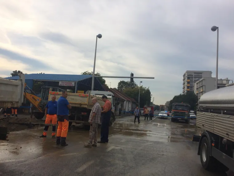 Puknuo je magistralni cjevovod na raskrižju Selske i Krapinske!
Promet je obustavljen Selskom od Ba&scaron;tijanove do Zagorske i Krapinskom od Čakovečke do Selske.