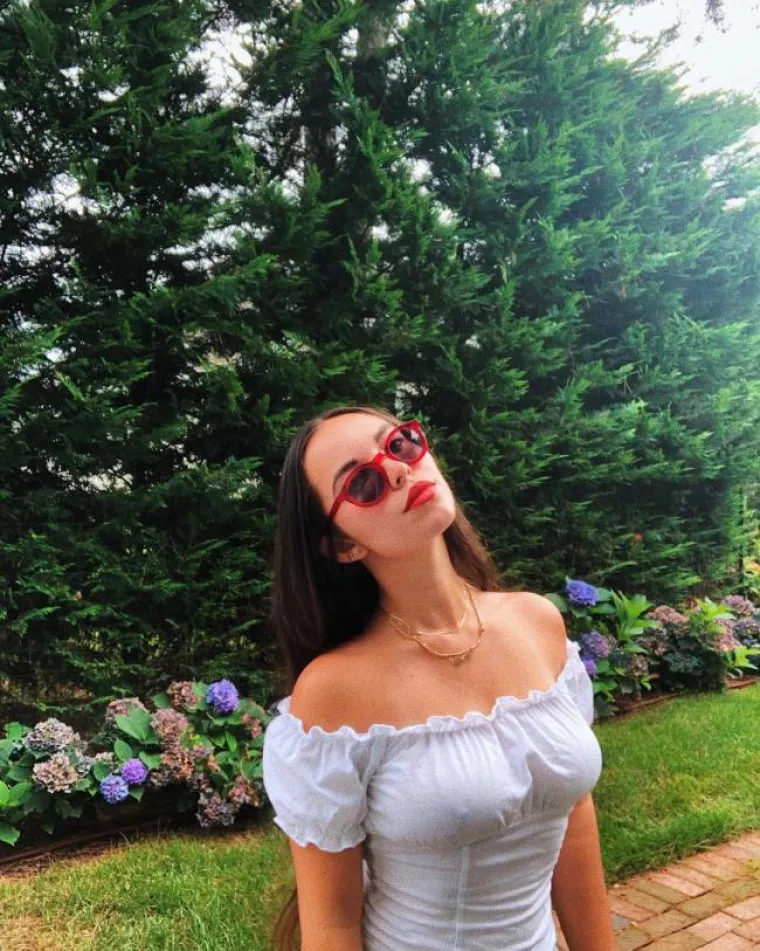 KAD NOSI&Scaron; BIJELU MAJICU MORA&Scaron; PAZITI: Da se ne polije&scaron;, da ti ne bude hladno... ili da barem nosi&scaron; hlače