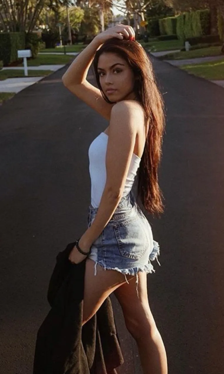 KAD NOSI&Scaron; BIJELU MAJICU MORA&Scaron; PAZITI: Da se ne polije&scaron;, da ti ne bude hladno... ili da barem nosi&scaron; hlače