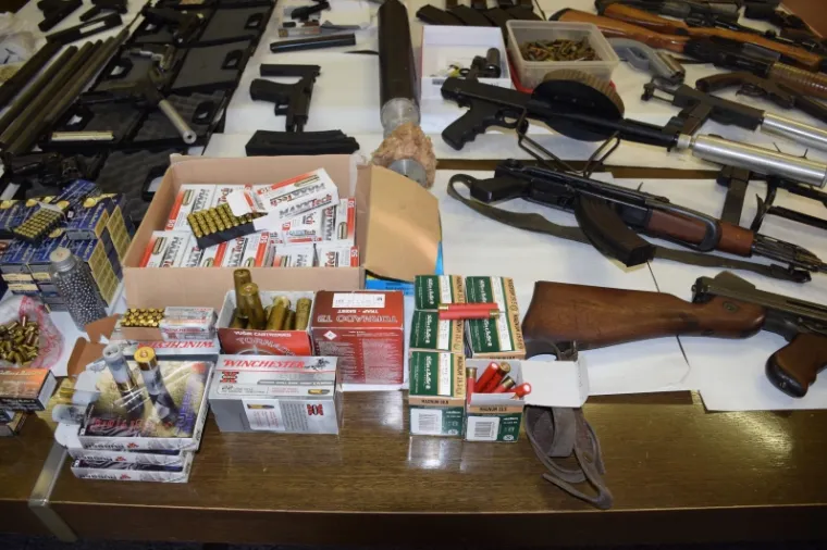 Velika zapljena: Policija prona&scaron;la veliku količinu oružja i 6.125 komada raznog streljiva