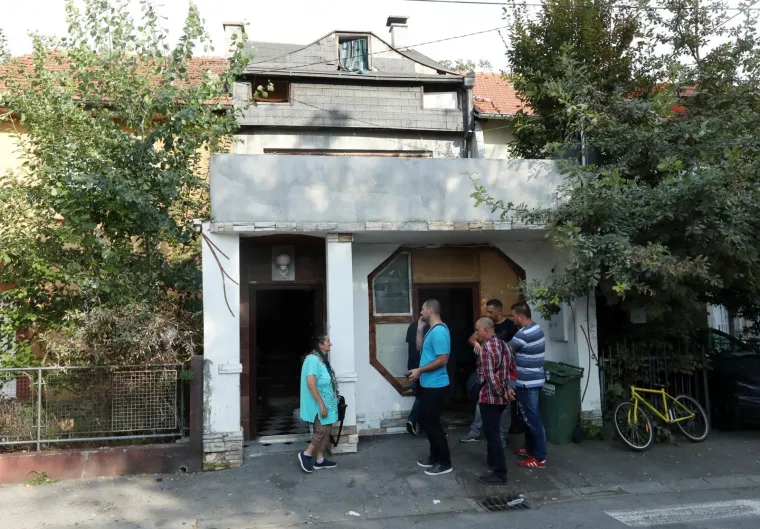 VUKOMEREC POD POLICIJSKOM OPSADOM: Pavle Kalinić se obračunao s jednim od prosvjednika