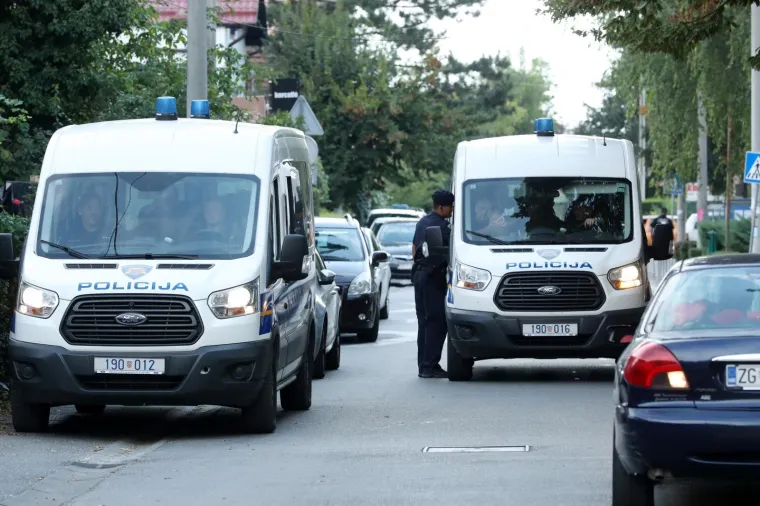 Interventni policajci naoružani do zuba stigli su u petak poslijepodne u Vukomerec u potrazi za jednim od ključnih aktera pucnjave u tom zagrebačkom naselju. Kako doznajemo, policija je locirala i uhitila Senada Ahmetovića, za kojim se tragalo od srijede kada je do&scaron;lo do pucnjave.
