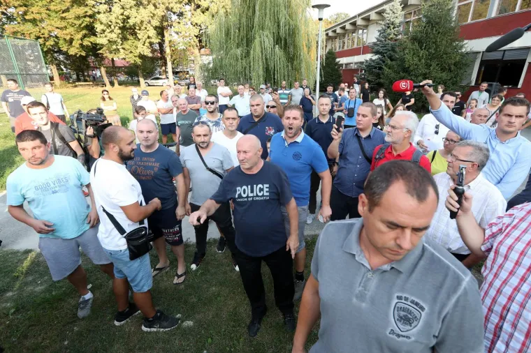 VUKOMEREC POD POLICIJSKOM OPSADOM: Pavle Kalinić se obračunao s jednim od prosvjednika