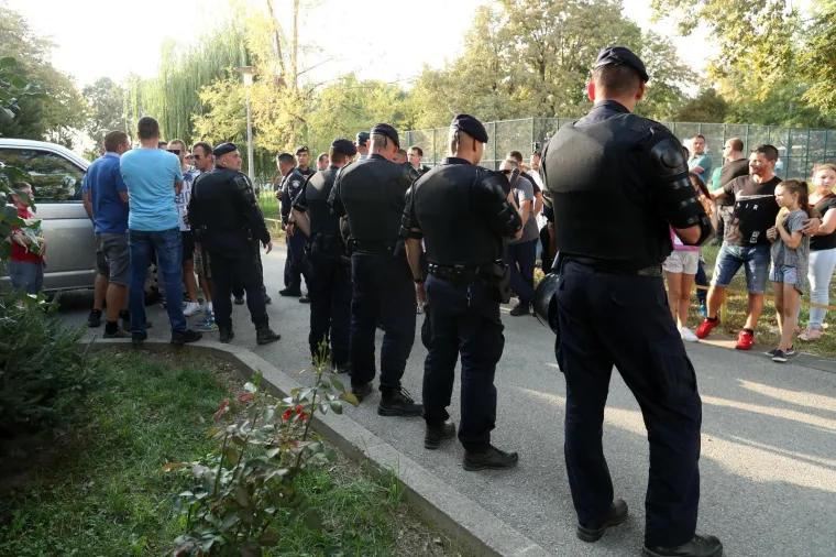 VUKOMEREC POD POLICIJSKOM OPSADOM: Pavle Kalinić se obračunao s jednim od prosvjednika