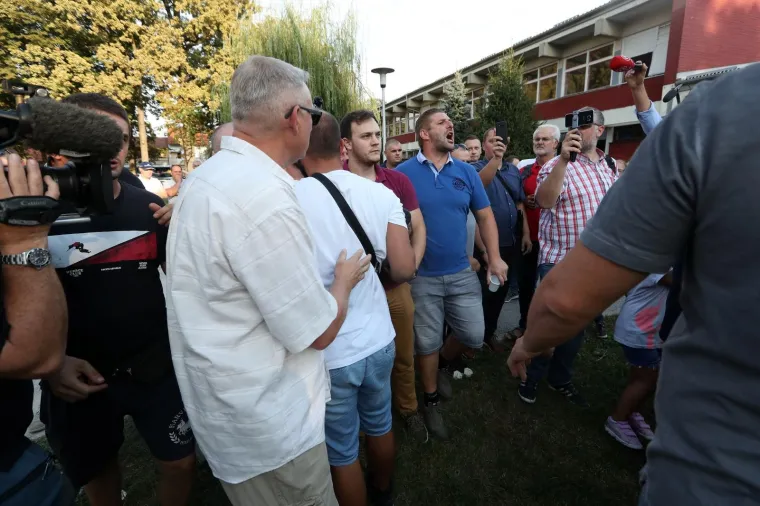 VUKOMEREC POD POLICIJSKOM OPSADOM: Pavle Kalinić se obračunao s jednim od prosvjednika