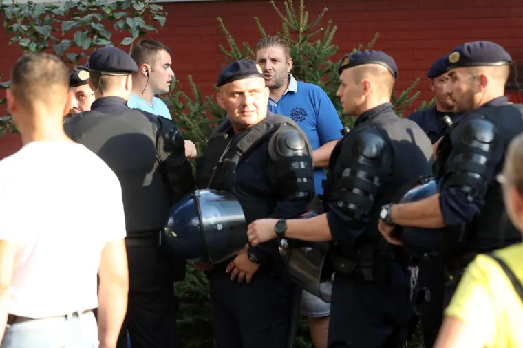 VUKOMEREC POD POLICIJSKOM OPSADOM: Pavle Kalinić se obračunao s jednim od prosvjednika