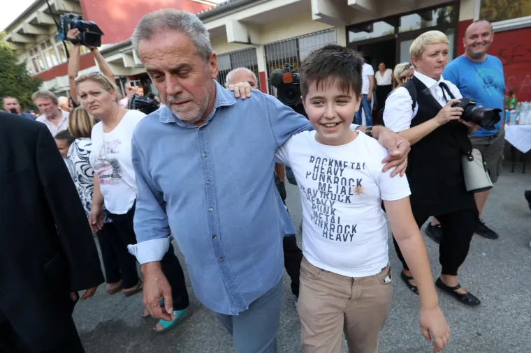 Ubrzo nakon &scaron;to je policijska akcija zavr&scaron;ila u kvart je stigao gradonačelnik Milan Bandić koji je, nakon jučera&scaron;njih uvreda i zvižduka, lokalne stanovnike danas počastio voćem, kavama i zagrljajima. U Bandićevoj pratnji bio je i pročelnik gradskog Ureda za upravljanje hitnim situacijama Pavle Kalinić koji se ubrzo na&scaron;ao usred incidenta.