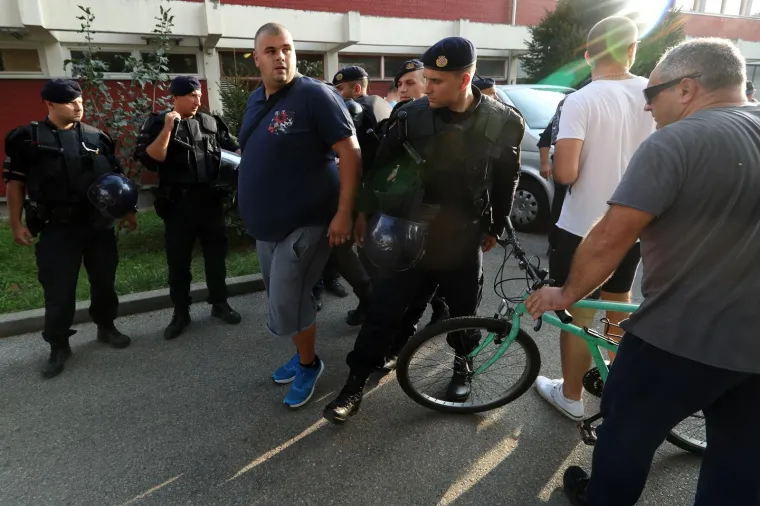 VUKOMEREC POD POLICIJSKOM OPSADOM: Pavle Kalinić se obračunao s jednim od prosvjednika