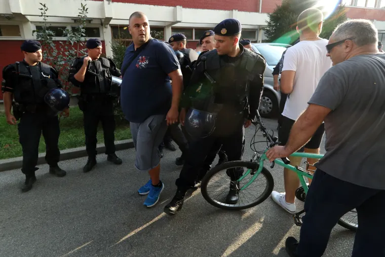 Kalinić branio Bandića od mu&scaron;karca koji ga je htio pljunuti na prosvjedu u Vukomercu
