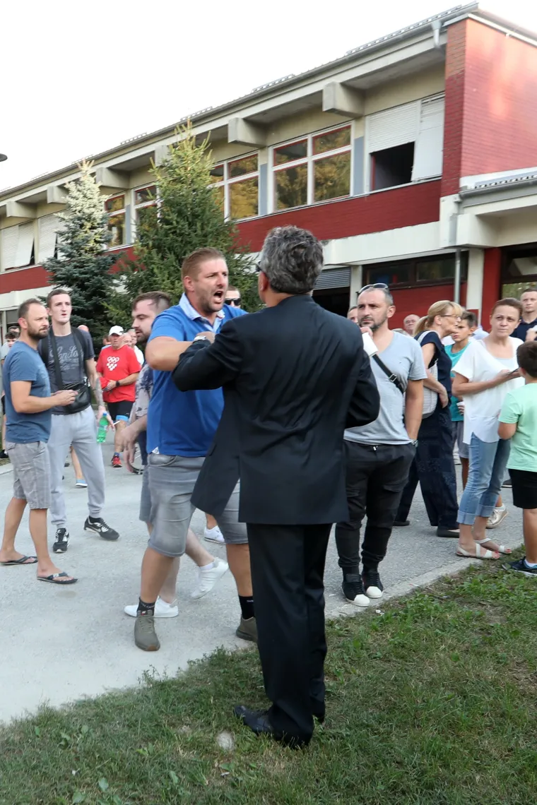 Kalinić branio Bandića od mu&scaron;karca koji ga je htio pljunuti na prosvjedu u Vukomercu