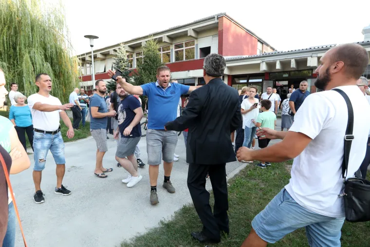 Kalinić branio Bandića od mu&scaron;karca koji ga je htio pljunuti na prosvjedu u Vukomercu