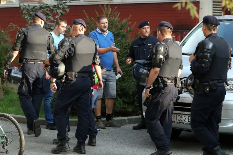 Kalinić branio Bandića od mu&scaron;karca koji ga je htio pljunuti na prosvjedu u Vukomercu