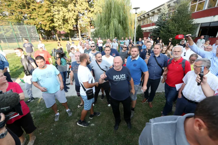 Kalinić branio Bandića od mu&scaron;karca koji ga je htio pljunuti na prosvjedu u Vukomercu