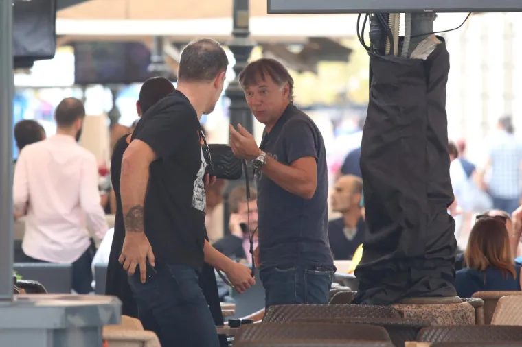 Nikola Jurčević našao se na kavi u kafiću Buldog u Bogovićevoj ulici sa Slavenom Bilićem,  njegovom trudnom zaručnicom Ivanom, Robertom Prosinečkim i Zvonimirom Soldom. DRuštvo se srdačno izgrlilo, a cijelo su se vrijeme smijali i dobro zabavljali.