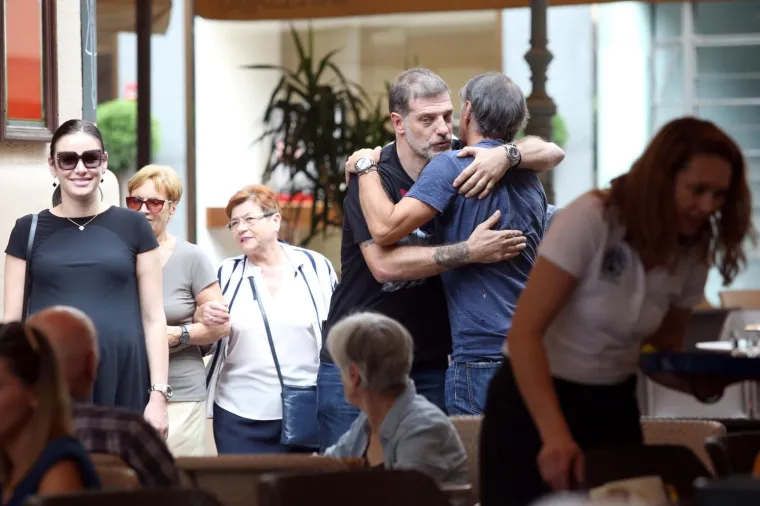 SLAVEN BILIĆ TRUDNU ZARUČNICU IZVEO NA &Scaron;PICU: Na kavi im se pridružili i drugi nogometni velikani