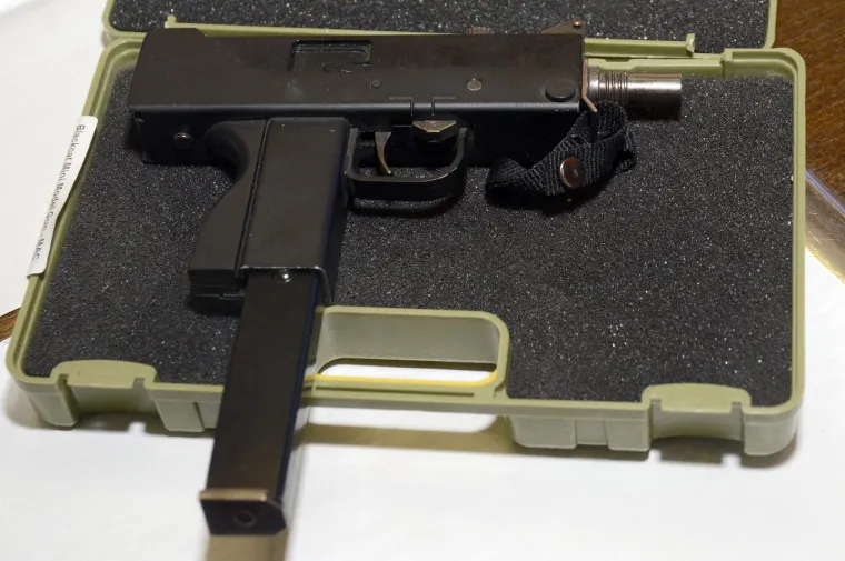 Na konferenciji za medije PU sisacko-moslavacke predstavljeni su rezultati nadavne akcije policijskih službenika u kojoj su kod Sisčana prona&scaron;li veće količine oružja i streljiva