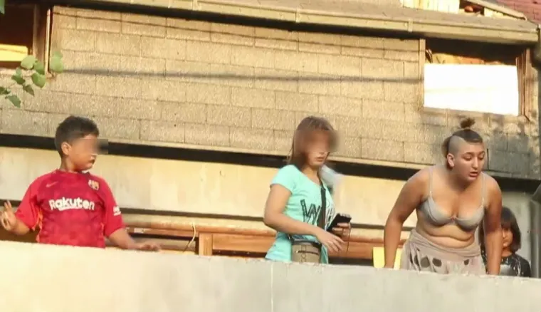 Jednu od djevojčica koje su stajale na balkonu netko od prosvjednika pogodio je bocom