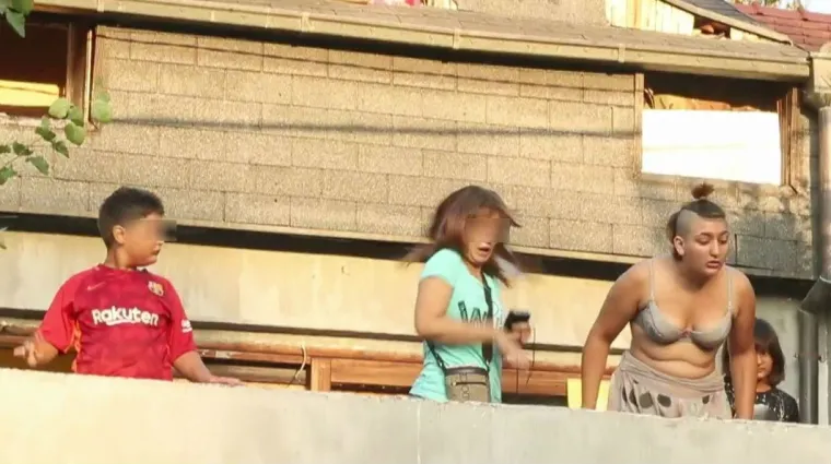 SITUACIJA U VUKOMERCU JE NA RUBU USIJANJA: Prosvjednik bocom pogodio romsku djevojčicu, drugu djevojku odvela policija