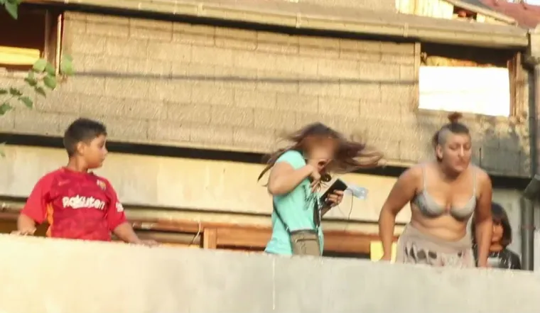 SITUACIJA U VUKOMERCU JE NA RUBU USIJANJA: Prosvjednik bocom pogodio romsku djevojčicu, drugu djevojku odvela policija